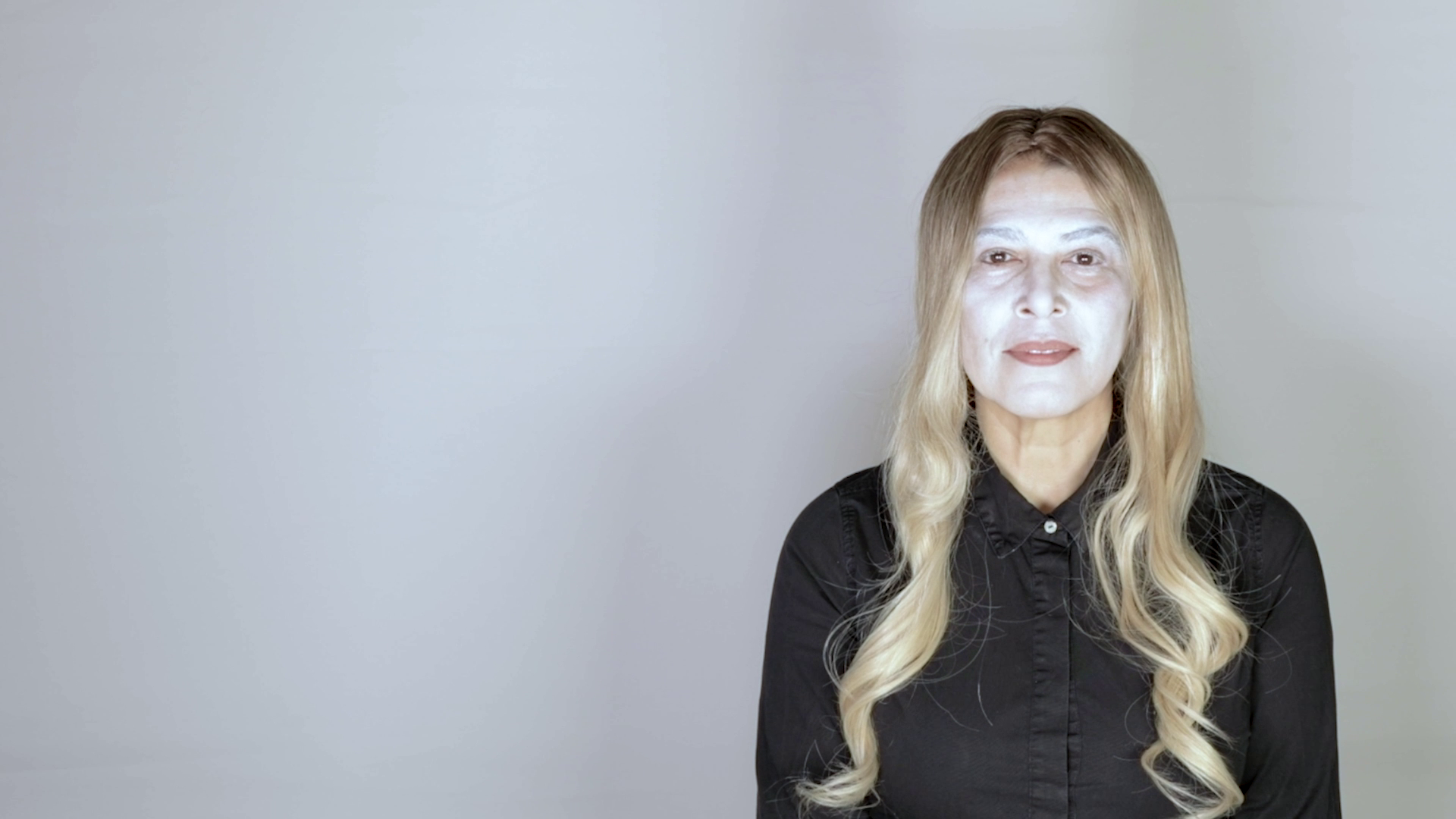 Günfer Çölgeçen:  Fremde Worte? – Performance gegen Rassismus